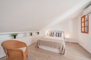 6 bedrooms, iron/ironing board, free WiFi, bed sheets
