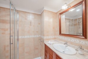 Baignoire, sèche-cheveux, serviettes fournies