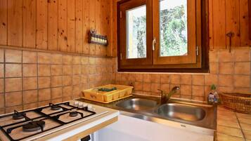 Frigorífico, microondas, horno y cafetera o tetera