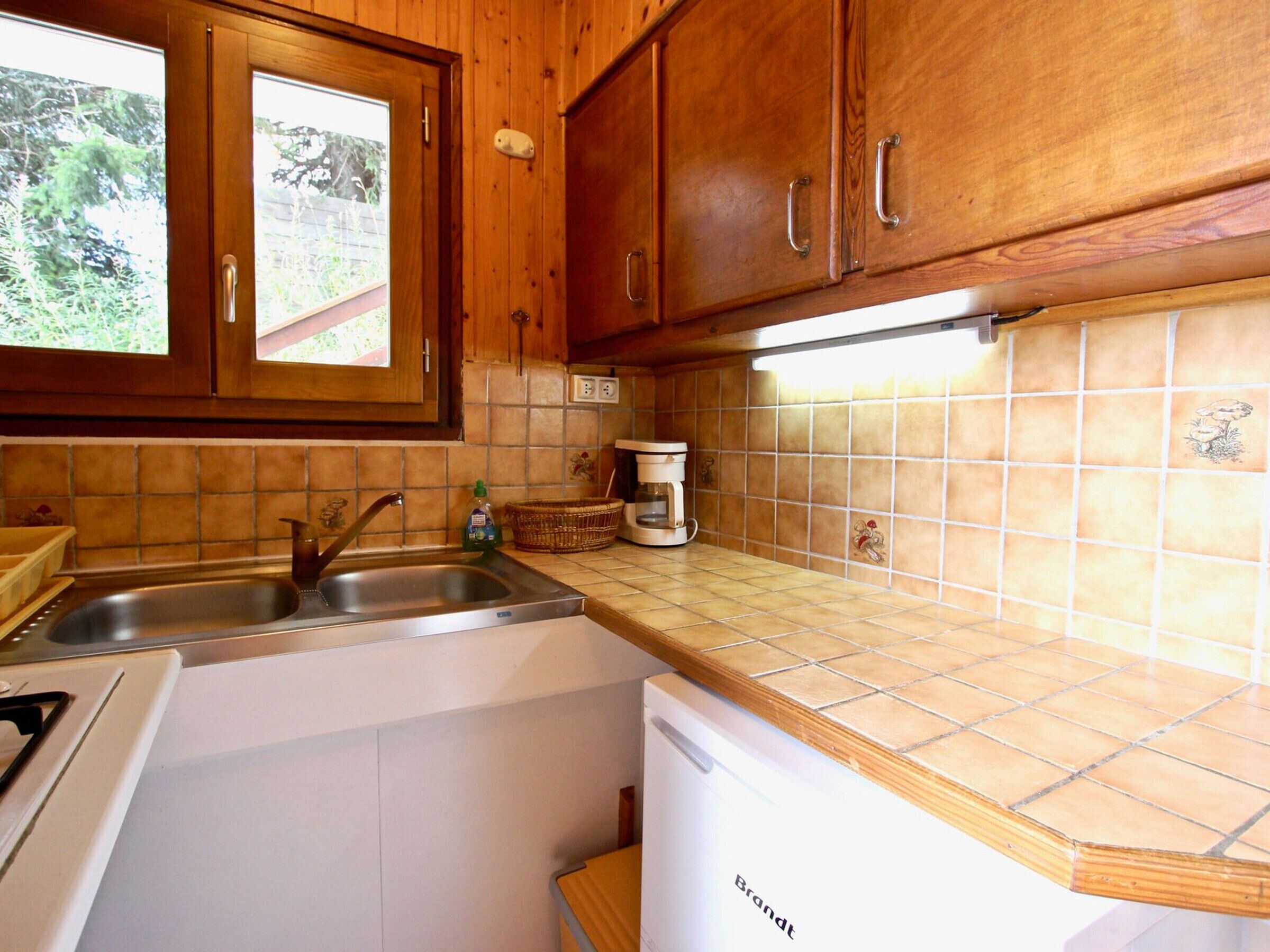 Fridge, microwave, oven, coffee/tea maker