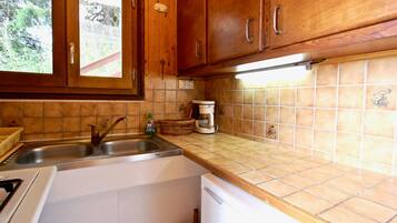 Fridge, microwave, oven, coffee/tea maker