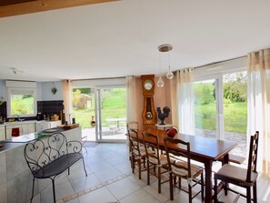 Dining - Charming family house, pets allowed, parking, floor heating, pellet stove (Saint-Paul-en-Chablais)