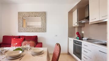 Frigorífico, microondas, horno y placa de cocina