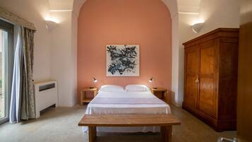 8 bedrooms, WiFi, bed sheets