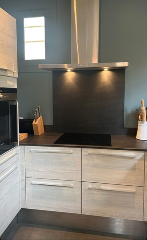 Réfrigérateur, four, plaque de cuisson, lave-vaisselle