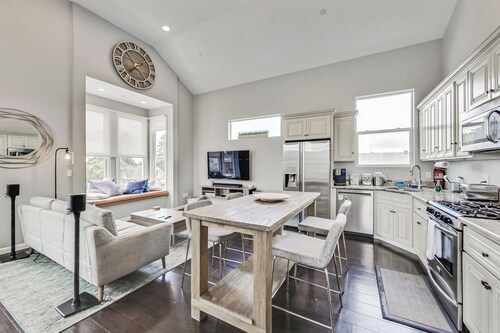 West Oakland 3br/2ba top floor flat ideal for business or family travel