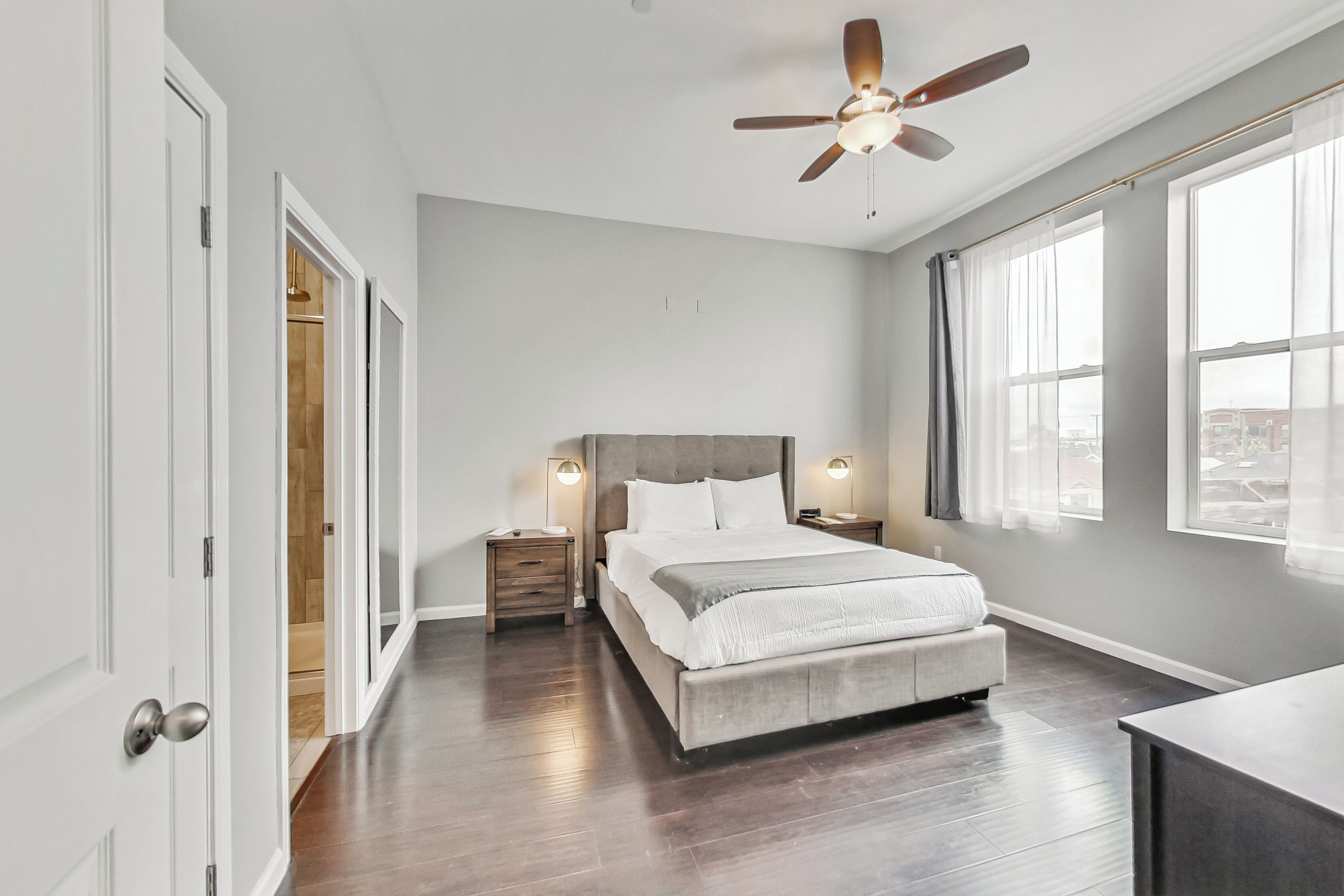 3 habitaciones, tabla de planchar con plancha y cuna de viaje 