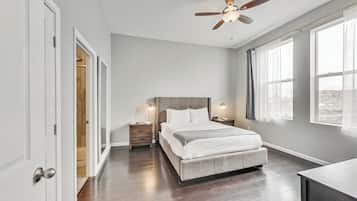 3 quartos, ferros/tábuas de passar roupa, berço de viagem