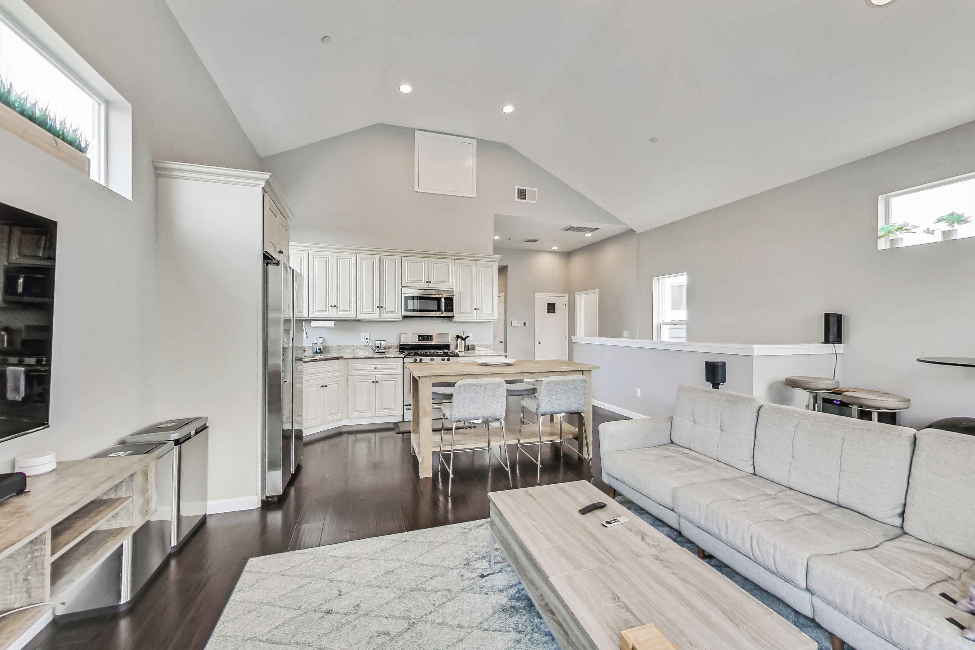 Een smart-tv en een stereo