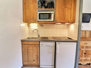 Kylskåp, mikrovågsugn, spishäll och diskmaskin