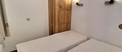 1 bedroom, bed sheets