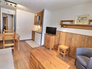 TV - Comfortable 2 Rooms, Ski-in/Ski-out, 4 Pers. Near Shops (La Tania)