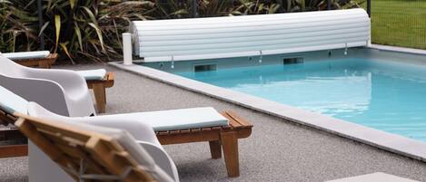 Een verwarmd zwembad