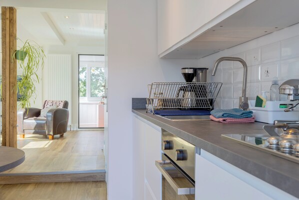 Fridge, microwave, oven, stovetop - Apartment 'Calme Campagne Piscine' with Shared Pool, Shared Garden and Wi-Fi (Clohars-Fouesnant)