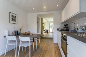 Fridge, microwave, oven, stovetop - Apartment 'Calme Campagne Piscine' with Shared Pool, Shared Garden and Wi-Fi (Clohars-Fouesnant)