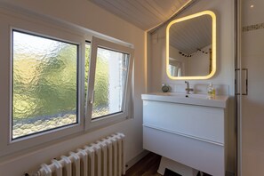 Douche, sèche-cheveux, serviettes fournies