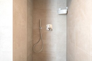 Haartrockner, Handtücher, Seife, Shampoo