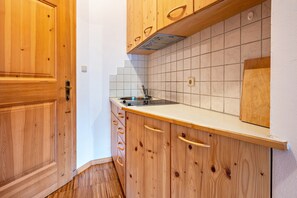 Refrigerador, parrilla de estufa, cafetera y tetera y tetera eléctrica 