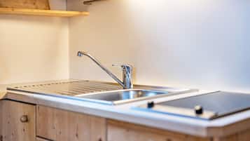 KĂŒhlschrank, Herdplatte, Wasserkocher mit Kaffee-/Teezubehör