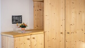 Ein Holzschrank mit einer kleinen Pflanze darauf.