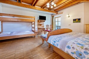 1 habitación, tabla de planchar con plancha, wifi gratis y ropa de cama 