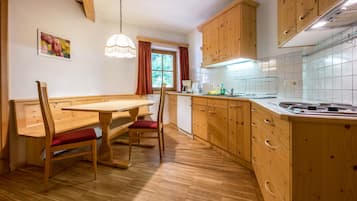 Fridge, oven, stovetop, coffee/tea maker