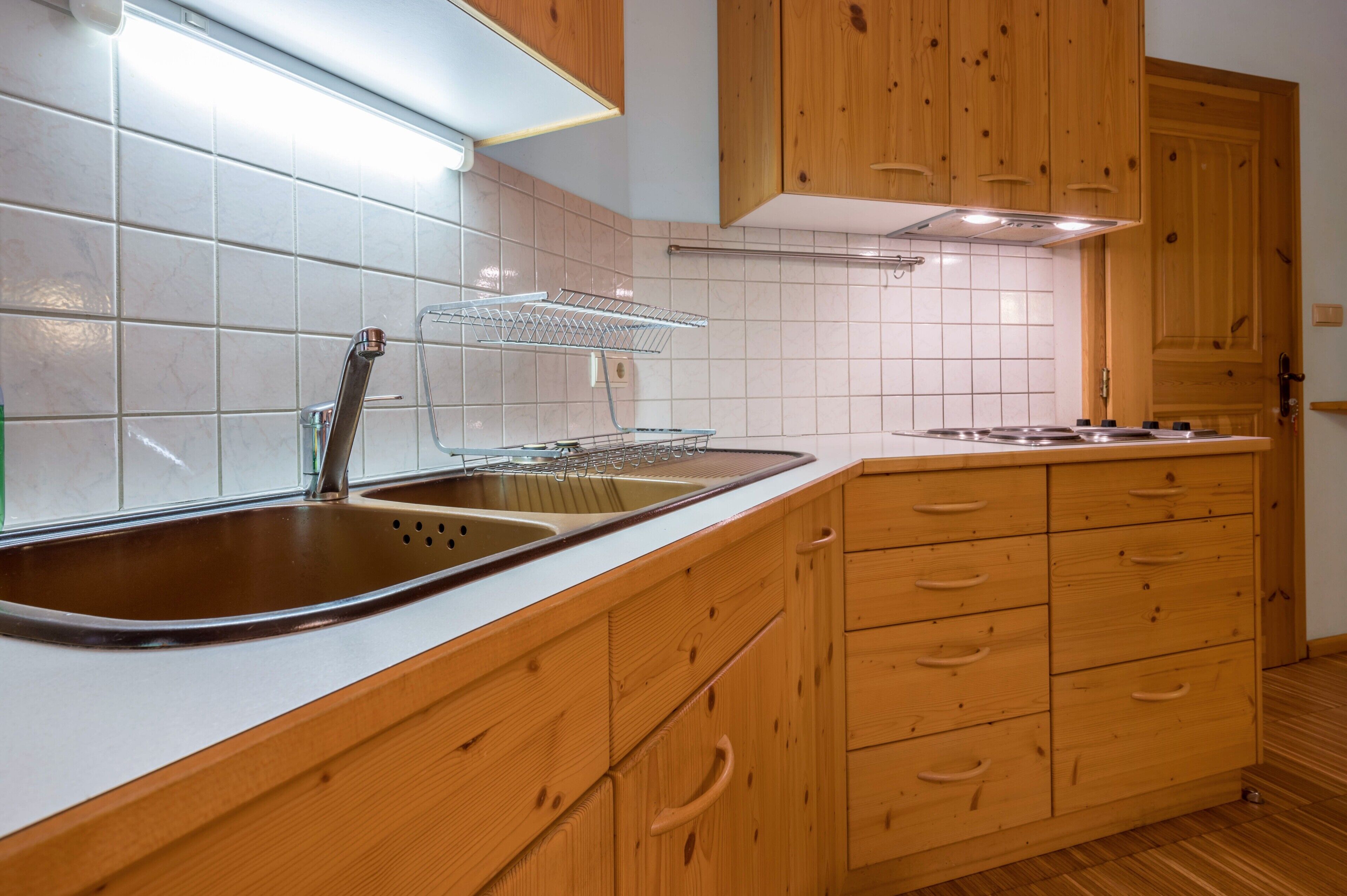 Réfrigérateur, four, plaque de cuisson, cafetière/bouilloire