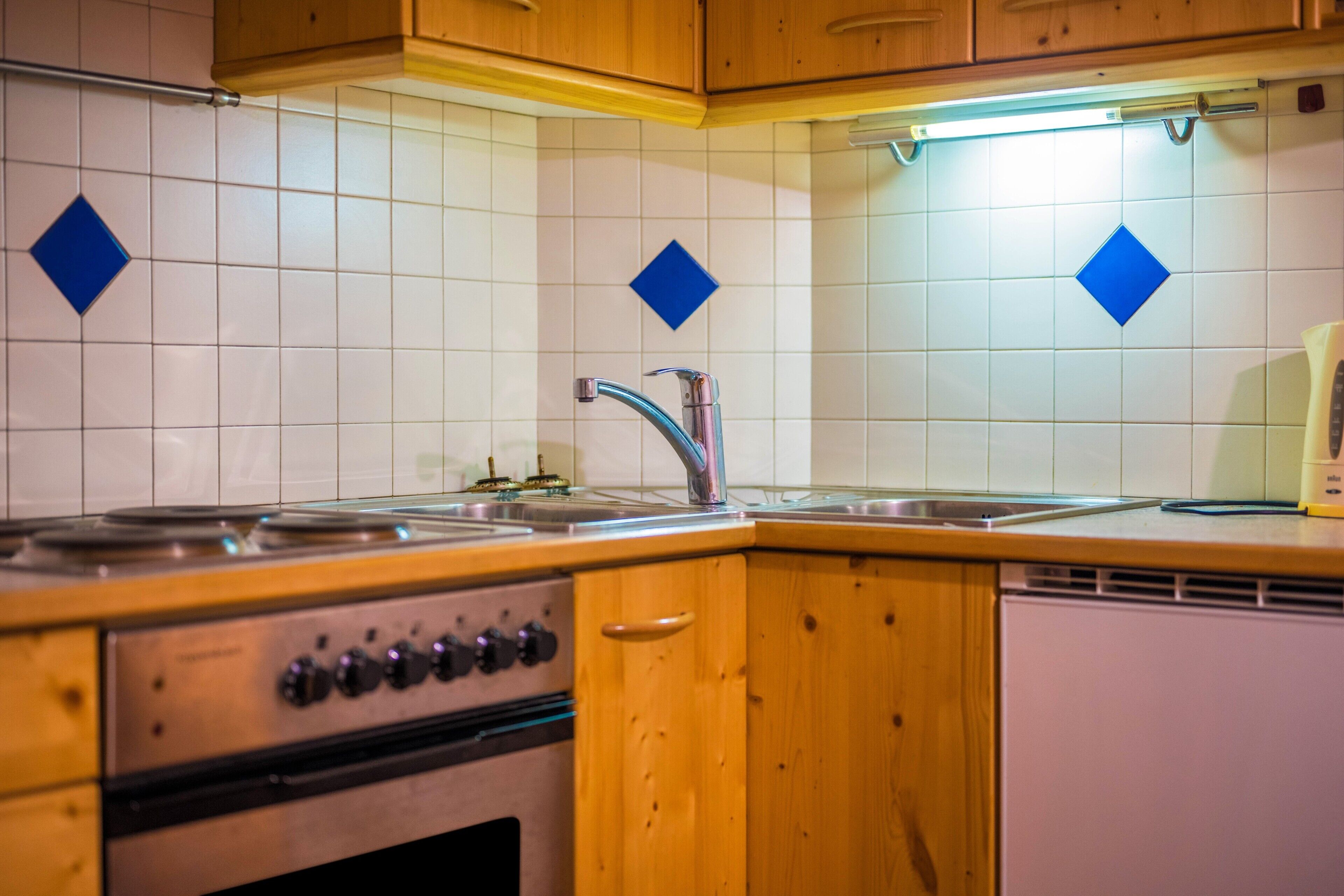 Réfrigérateur, four, plaque de cuisson, cafetière/bouilloire