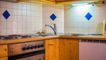 Réfrigérateur, four, plaque de cuisson, cafetière/bouilloire