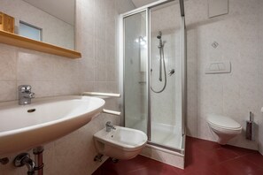 Shower, towels - Holiday Apartment 'Lindenhof Apt 5' with Shared Garden & Wi-Fi (Vandoies)