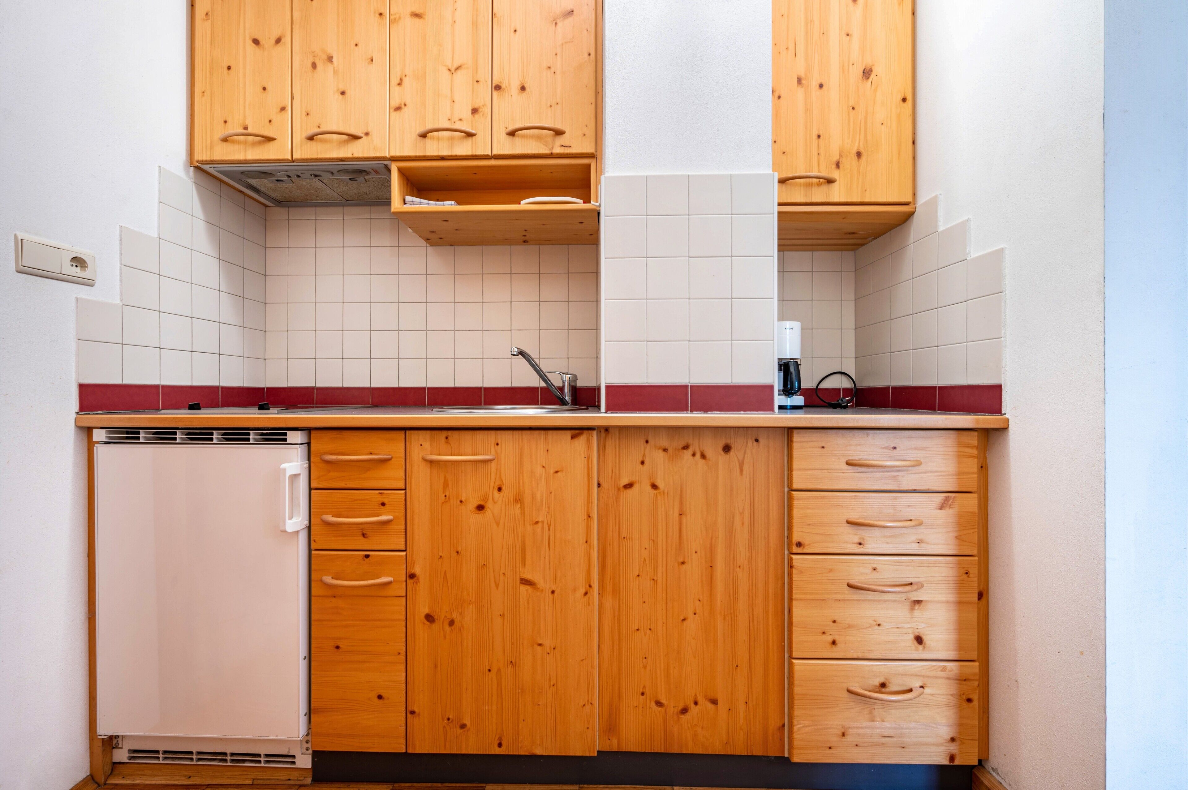 Fridge, stovetop, coffee/tea maker, electric kettle