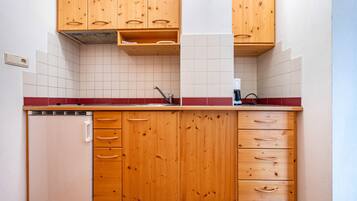 Fridge, stovetop, coffee/tea maker, electric kettle