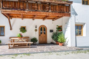 Outdoor dining - Holiday Apartment 'Lindenhof Apt 6' with Shared Garden & Wi-Fi (Vandoies)