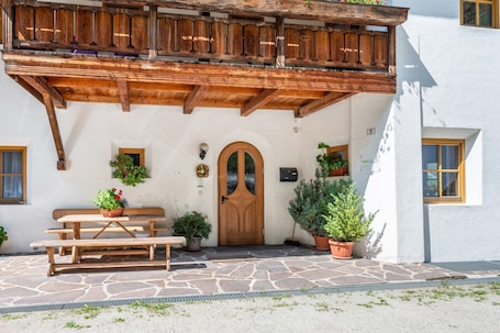 Outdoor dining. Holiday Apartment 'Lindenhof Apt 6' with Shared Garden & Wi-Fi