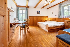 1 bedroom, iron/ironing board, free WiFi, bed sheets - Holiday Apartment 'Lindenhof Apt 6' with Shared Garden & Wi-Fi (Vandoies)