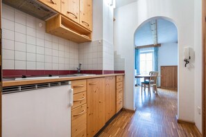 Fridge, stovetop, coffee/tea maker, electric kettle