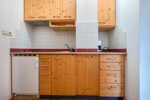 Fridge, stovetop, coffee/tea maker, electric kettle