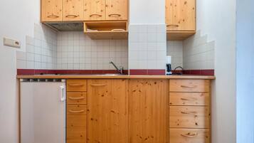 Een koelkast, een kookplaat, een koffiezetapparaat/waterkoker