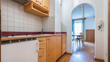 Fridge, stovetop, coffee/tea maker, electric kettle