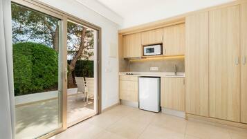 Réfrigérateur, micro-ondes, plaque de cuisson, cafetiÚre/bouilloire