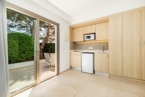 Fridge, microwave, stovetop, coffee/tea maker