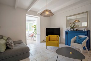 Televisión, reproductor de DVD, mesa de ping pong