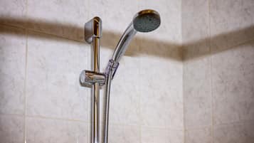 Dusche, kostenlose Toilettenartikel, HandtĂŒcher