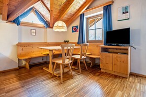 Dining - Holiday Apartment "Lindenhof Apt 1" with Balcony & Wi-Fi (Vandoies)