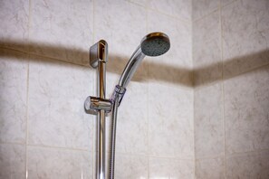 Regadera, amenidades de baño gratuitas, toallas 