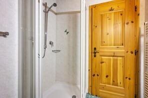 Shower, free toiletries, towels - Holiday Apartment "Lindenhof Apt 1" with Balcony & Wi-Fi (Vandoies)