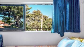 1 habitación, tabla de planchar con plancha y ropa de cama