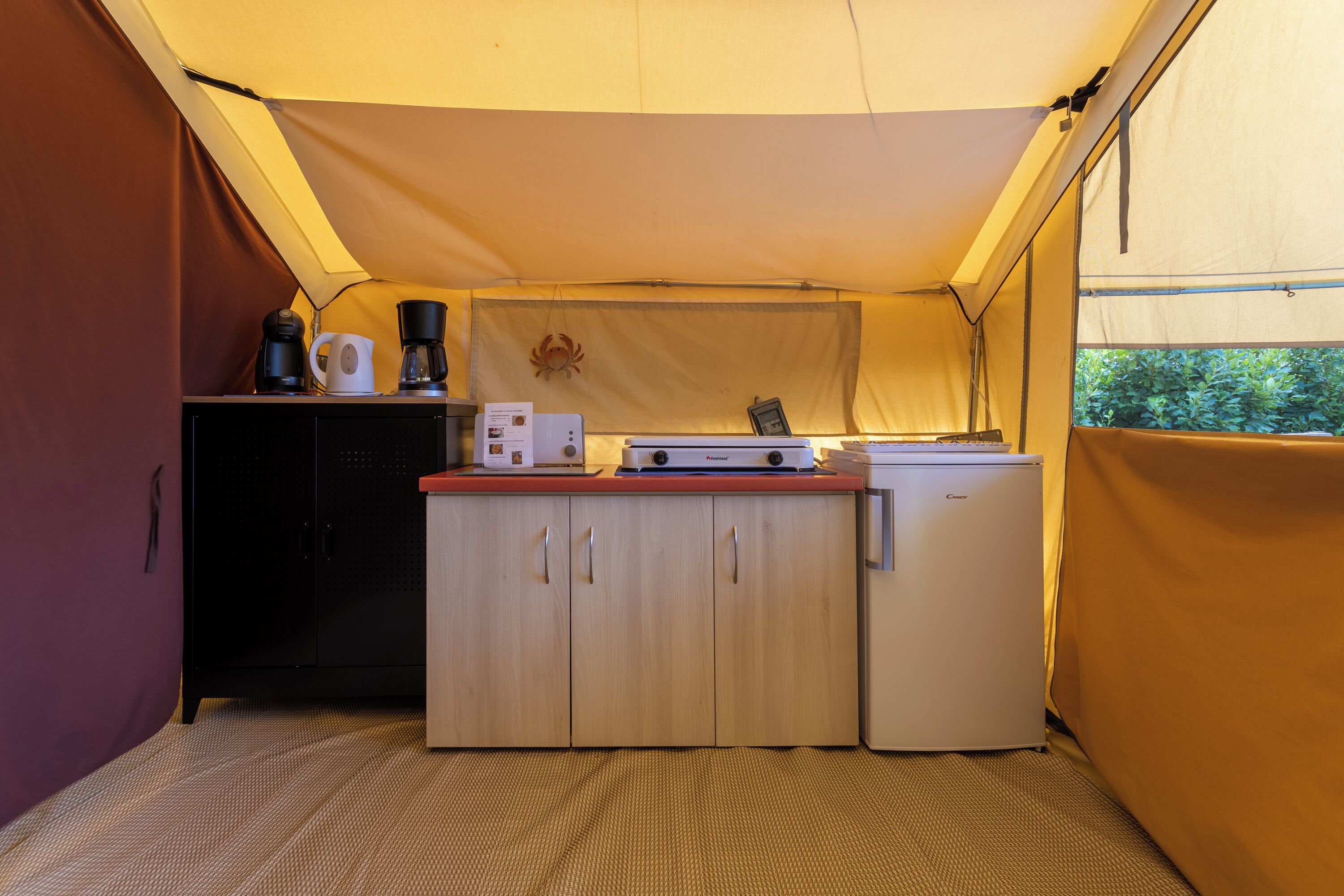 Een koelkast, een kookplaat, een koffiezetapparaat/waterkoker