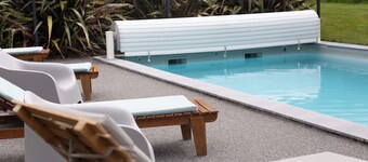 Caravan 'Tente Lodge Calme, Nature, Piscine' with Shared Pool and Shared Garden