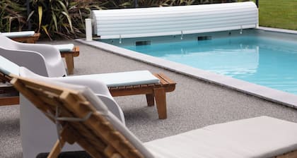 Caravana 'Tente Lodge Calme, Nature, Piscine' con piscina compartida y jardín compartido